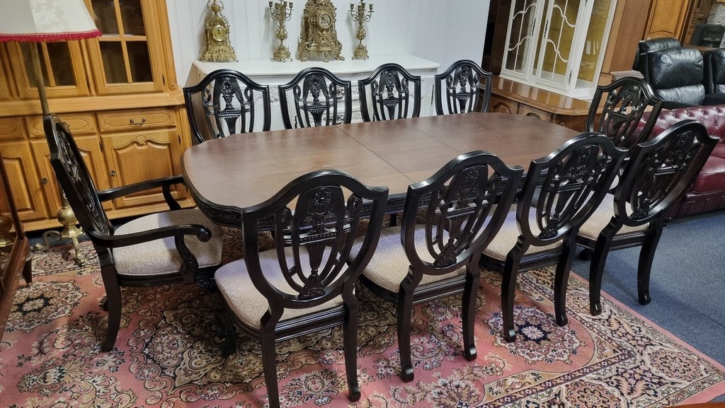 Išskleidžiamas stalas su 10 kėdžių