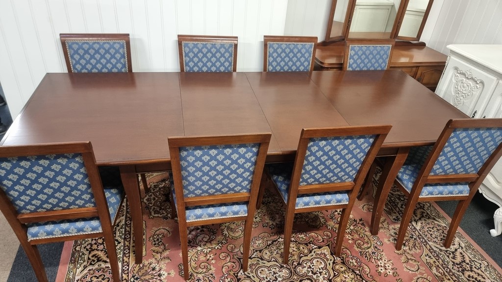Išskleidžiamas stalas su 8 kėdėmis